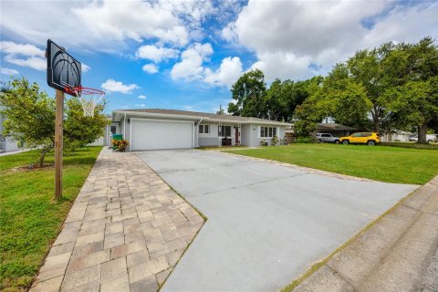 House in Clearwater, Florida 3 bedrooms, 144.83 sq.m. № 2149530 - photo 3