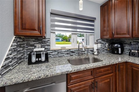 House in Clearwater, Florida 3 bedrooms, 144.83 sq.m. № 2149530 - photo 12