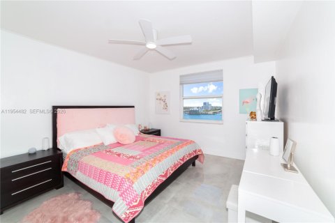 Copropriété à louer à Sunny Isles Beach, Floride: 2 chambres, 103.68 m2 № 2010914 - photo 24