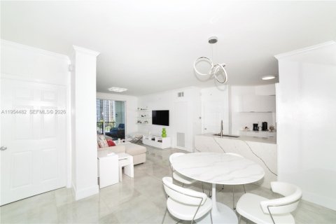 Copropriété à louer à Sunny Isles Beach, Floride: 2 chambres, 103.68 m2 № 2010914 - photo 8