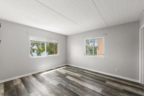 Condo in Daytona Beach, Florida, 2 bedrooms  № 1915305 - photo 11
