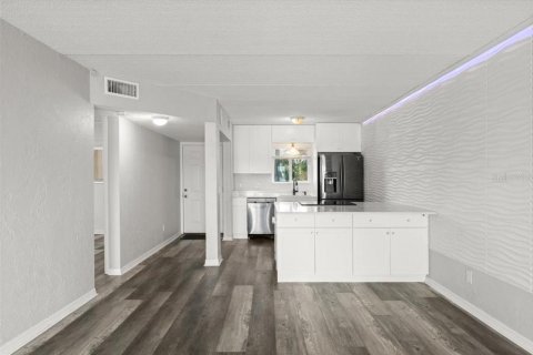 Condo in Daytona Beach, Florida, 2 bedrooms  № 1915305 - photo 7