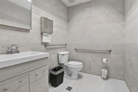 Купить коммерческую недвижимость в Санрайз, Флорида № 2000596 - фото 11