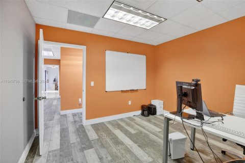 Купить коммерческую недвижимость в Санрайз, Флорида № 2000596 - фото 18