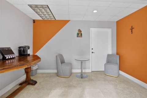 Купить коммерческую недвижимость в Санрайз, Флорида № 2000596 - фото 3