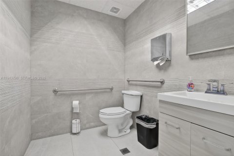 Купить коммерческую недвижимость в Санрайз, Флорида № 2000596 - фото 12