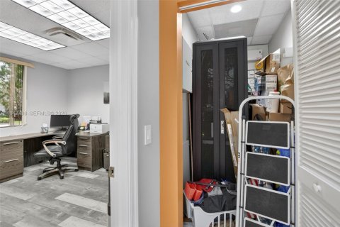 Купить коммерческую недвижимость в Санрайз, Флорида № 2000596 - фото 15