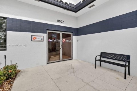 Купить коммерческую недвижимость в Санрайз, Флорида № 2000596 - фото 2