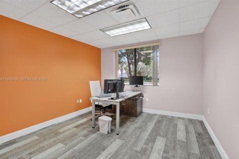 Купить коммерческую недвижимость в Санрайз, Флорида № 2000596 - фото 17