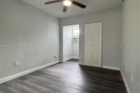 Casa en alquiler en Miami, Florida, 2 dormitorios, 390.75 m2 № 1920049 - foto 4