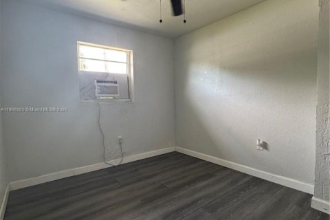 Casa en alquiler en Miami, Florida, 2 dormitorios, 390.75 m2 № 1920049 - foto 3