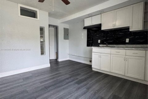 Casa en alquiler en Miami, Florida, 2 dormitorios, 390.75 m2 № 1920049 - foto 1