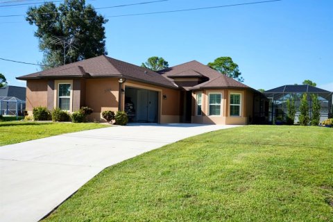 House in North Port, Florida 3 bedrooms, 131.18 sq.m. № 2394441 - photo 2