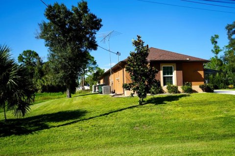 House in North Port, Florida 3 bedrooms, 131.18 sq.m. № 2394441 - photo 5