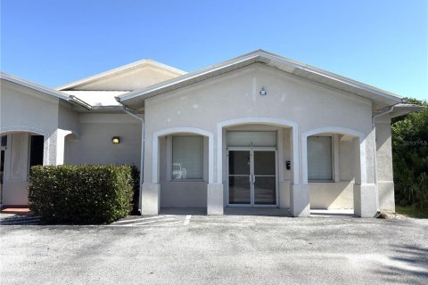Propiedad comercial en alquiler en Port Charlotte, Florida № 1901346 - foto 1