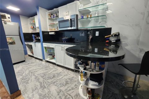 Купить кондоминиум в Норт-Майами, Флорида 56.86м2, № 1868077 - фото 9