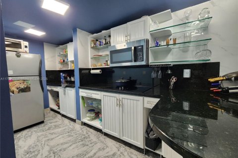 Купить кондоминиум в Норт-Майами, Флорида 56.86м2, № 1868077 - фото 10