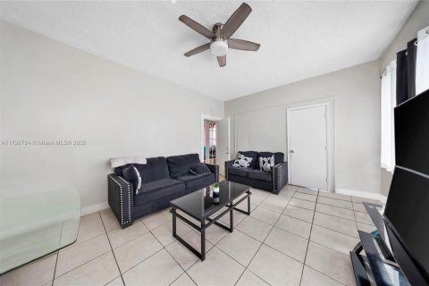 Commercial property in Miami, Florida № 1709016 - photo 24