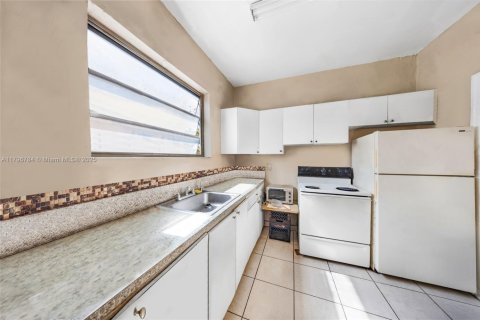 Commercial property in Miami, Florida № 1709016 - photo 11