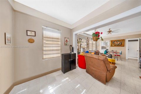 Commercial property in Miami, Florida № 1709016 - photo 6