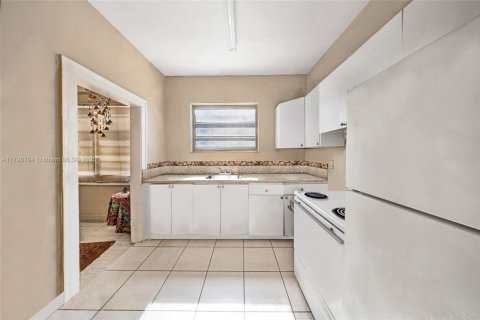 Commercial property in Miami, Florida № 1709016 - photo 12