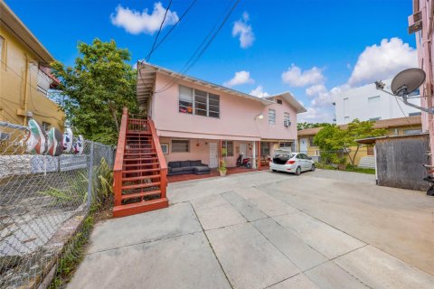 Commercial property in Miami, Florida № 1709016 - photo 2