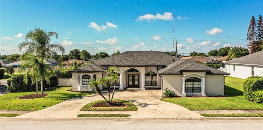 House in Lakeland, Florida 4 bedrooms, 299.05 sq.m. № 2206683
