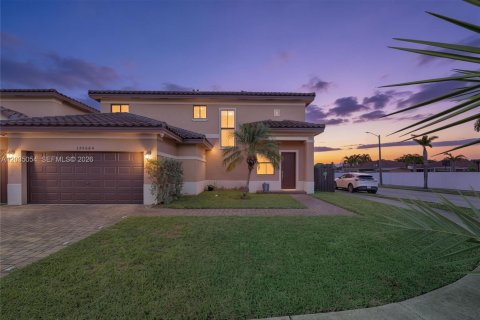 House in Homestead, Florida 5 bedrooms, 228.82 sq.m. № 2186106
