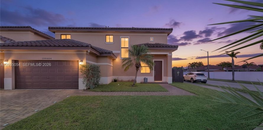 House in Homestead, Florida 5 bedrooms, 228.82 sq.m. № 2186106