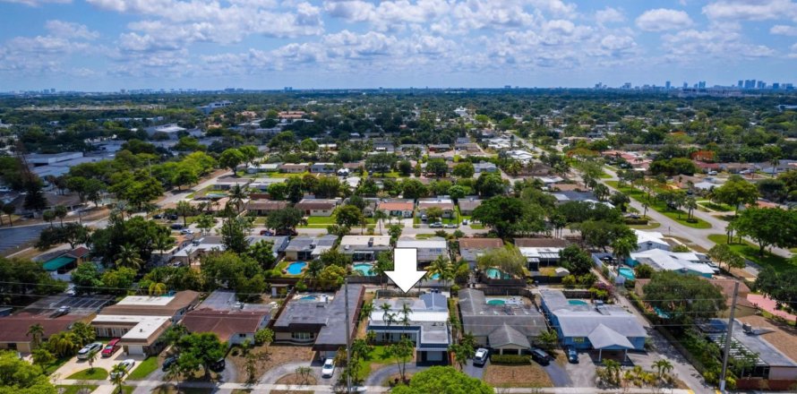 House in Hollywood, Florida 4 bedrooms, 194.07 sq.m. № 1217208
