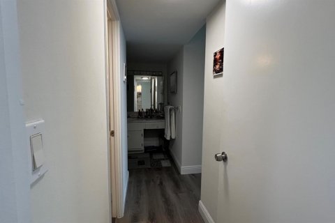 Condo in Miami, Florida, 1 bedroom № 2177447 - photo 9