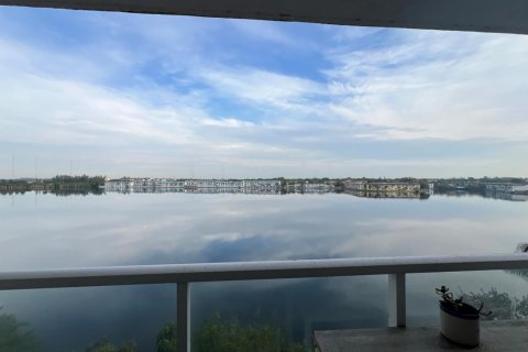 Condo in Miami, Florida, 1 bedroom № 2177447 - photo 18