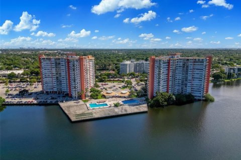 Condo in Miami, Florida, 1 bedroom № 2177447 - photo 13