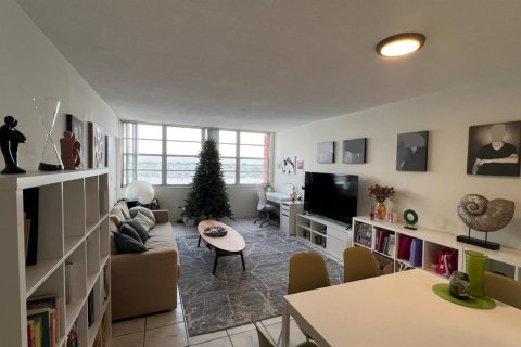 Condo in Miami, Florida, 1 bedroom № 2177447 - photo 5