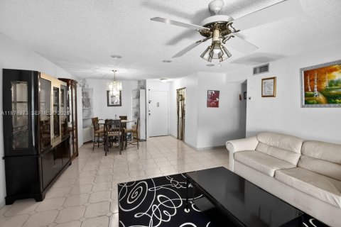 Condominio en venta en North Lauderdale, Florida, 2 dormitorios, 107.77 m2 № 2044718 - foto 2