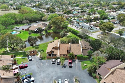 House in Davie, Florida 2 bedrooms, 111.95 sq.m. № 2050160 - photo 7