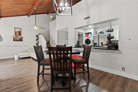 House in Davie, Florida 2 bedrooms, 111.95 sq.m. № 2050160 - photo 12