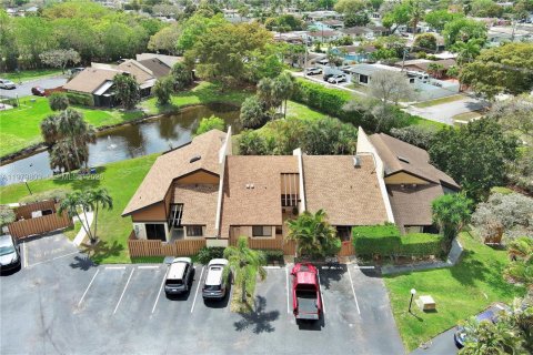 House in Davie, Florida 2 bedrooms, 111.95 sq.m. № 2050160 - photo 6