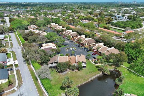 House in Davie, Florida 2 bedrooms, 111.95 sq.m. № 2050160 - photo 29