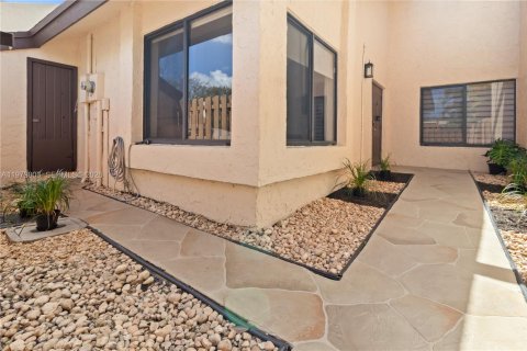 House in Davie, Florida 2 bedrooms, 111.95 sq.m. № 2050160