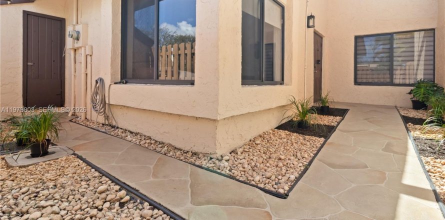 House in Davie, Florida 2 bedrooms, 111.95 sq.m. № 2050160