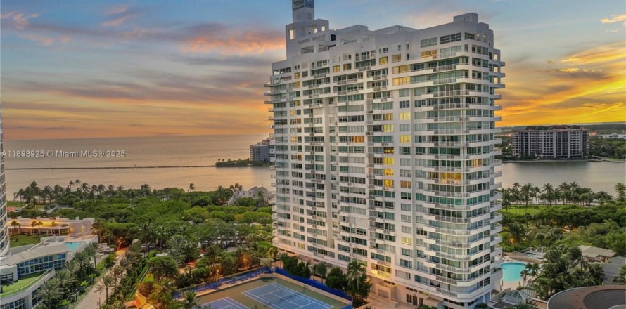 Кондоминиум с 3 спальнями в Майами-Бич, Флорида № 1951002