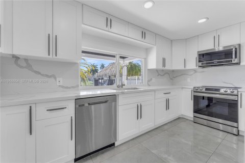 House in Davie, Florida 6 bedrooms, 484.49 sq.m. № 2010576 - photo 28