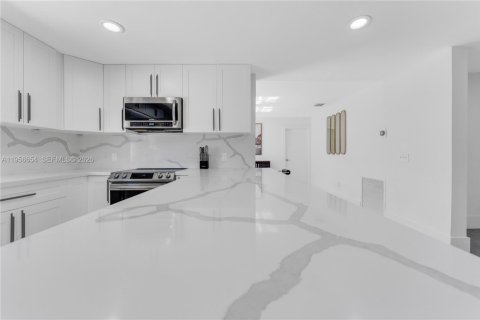 House in Davie, Florida 6 bedrooms, 484.49 sq.m. № 2010576 - photo 23