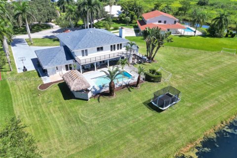 House in Davie, Florida 6 bedrooms, 484.49 sq.m. № 2010576 - photo 5