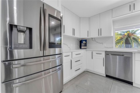 House in Davie, Florida 6 bedrooms, 484.49 sq.m. № 2010576 - photo 22