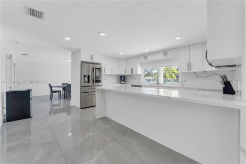 House in Davie, Florida 6 bedrooms, 484.49 sq.m. № 2010576 - photo 21