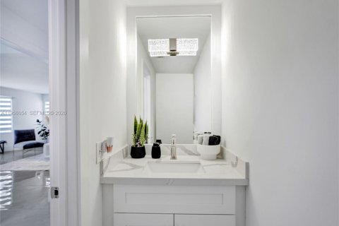 House in Davie, Florida 6 bedrooms, 484.49 sq.m. № 2010576 - photo 30