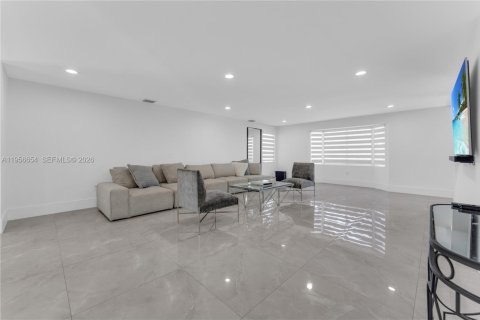 House in Davie, Florida 6 bedrooms, 484.49 sq.m. № 2010576 - photo 16