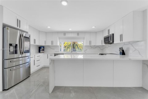 House in Davie, Florida 6 bedrooms, 484.49 sq.m. № 2010576 - photo 19